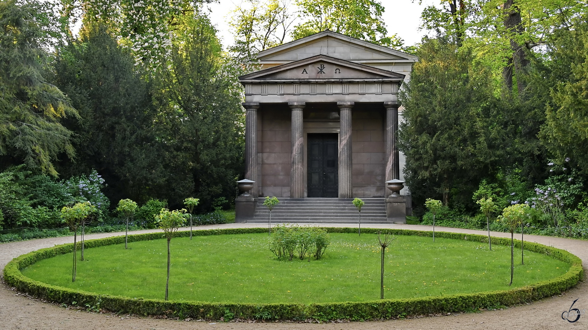 Das Mausoleum im Park des Schlosses Charlottenburg in Berlin wurde 1810 errichtet. (April 2018)