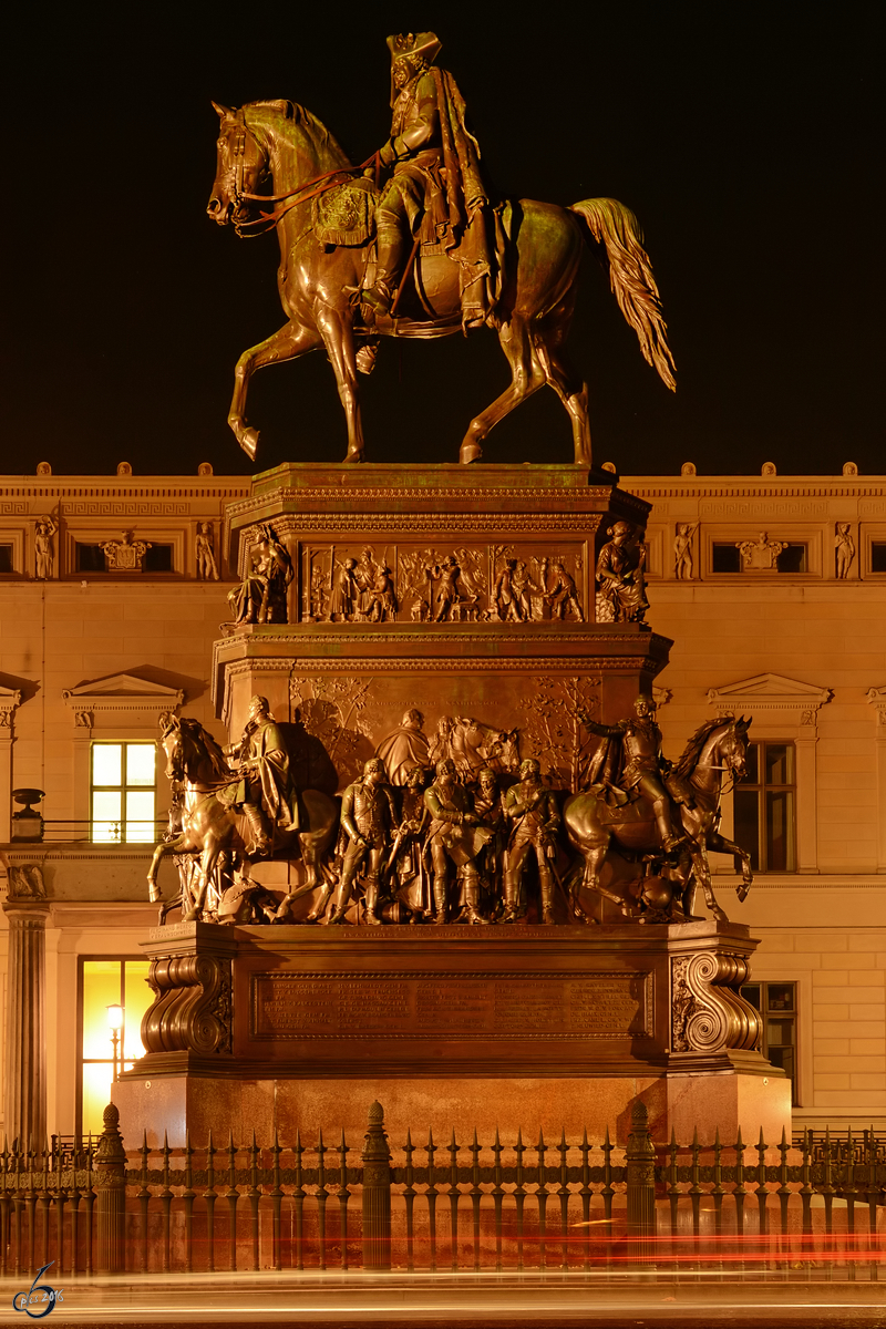 Das monumentale Reiterstandbild Friedrichs des Groen auf dem Mittelstreifen des Berliner Boulevards Unter den Linden. (November 2014)