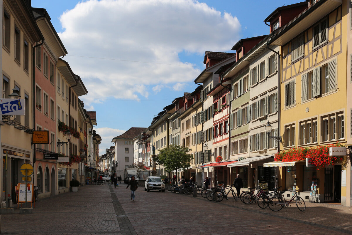 Das Obertor, die stliche Fortsetzung der Marktgasse in Winterthur mit Blick nach Westen am 28.09.2015.