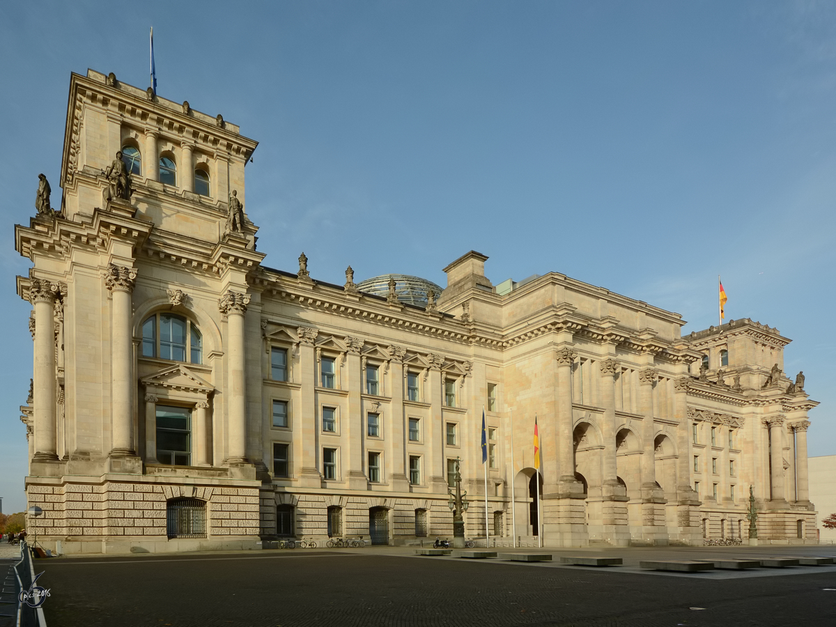 Das Ostseite des Reichstagsgebudes mit dem Portal fr Politiker, Minister, Staatsgste im Berliner Stadtteil Tiergarten. (November 2014)