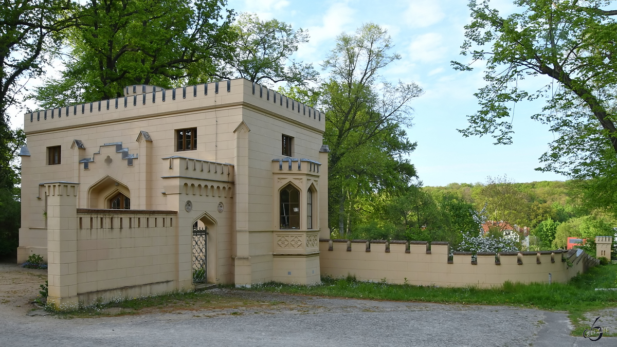 Das Pfrtnerhaus am Eingang zum Schlosspark Babelsberg. (Berlin, April 2018)