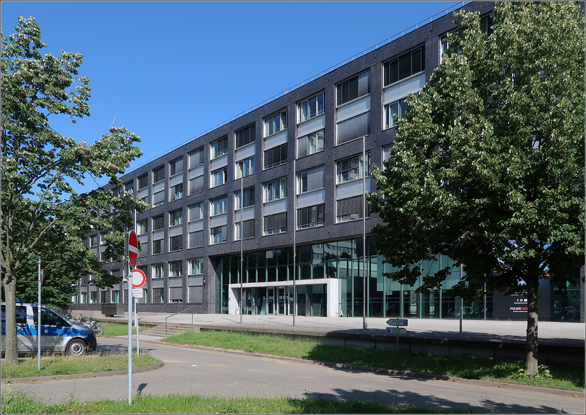 Das Polizeiprsidium -

von Frankfurt am Main liegt ebenfalls in der Adickesallee. Fertigstellung: 2002, geplant von KSP Engel und Zimmermann Architekten (Frankfurt).

21.07.2021 (M)