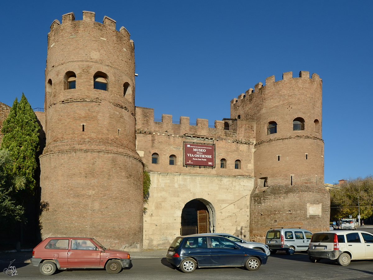Das Porta San Paolo ist ein Stadttor der Aurelianischen Mauer in Rom. (Dezember 2015)