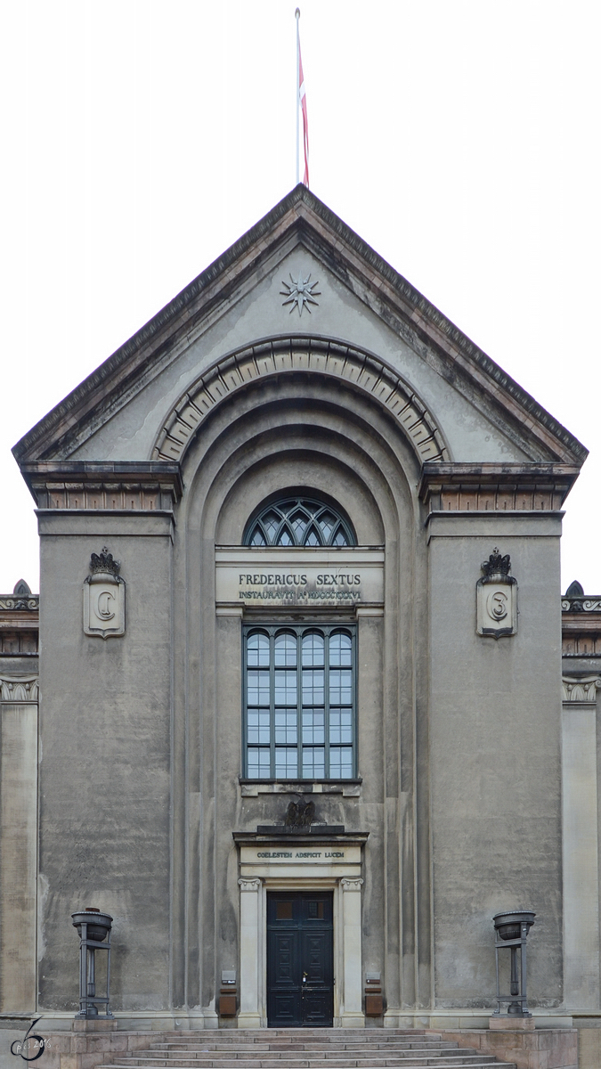 Das Portal der ltesten Universitt von Dnemark in der Innenstadt von Kopenhagen. (Mai 2012)