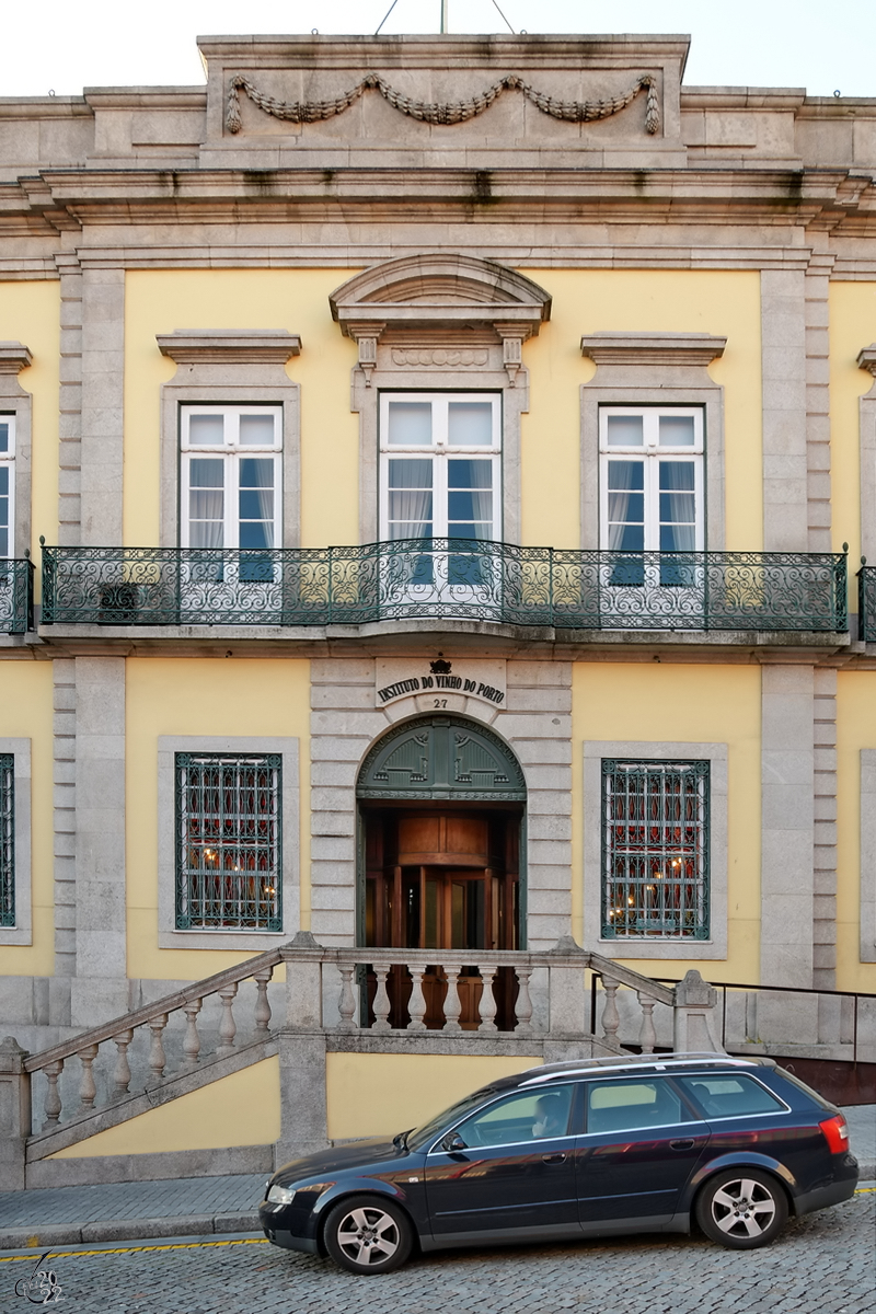 Das Portal des Gebudes des Douro- und Portwein-Institutes (Instituto dos Vinhos do Douro e Porto) in Porto. (Januar 2017)