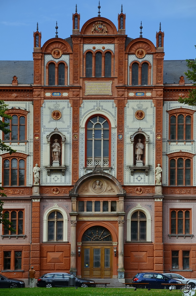 Das Portal des Hauptgebudes der im Jahre 1419 gegrndeten Universitt in Rostock. (August 2013)