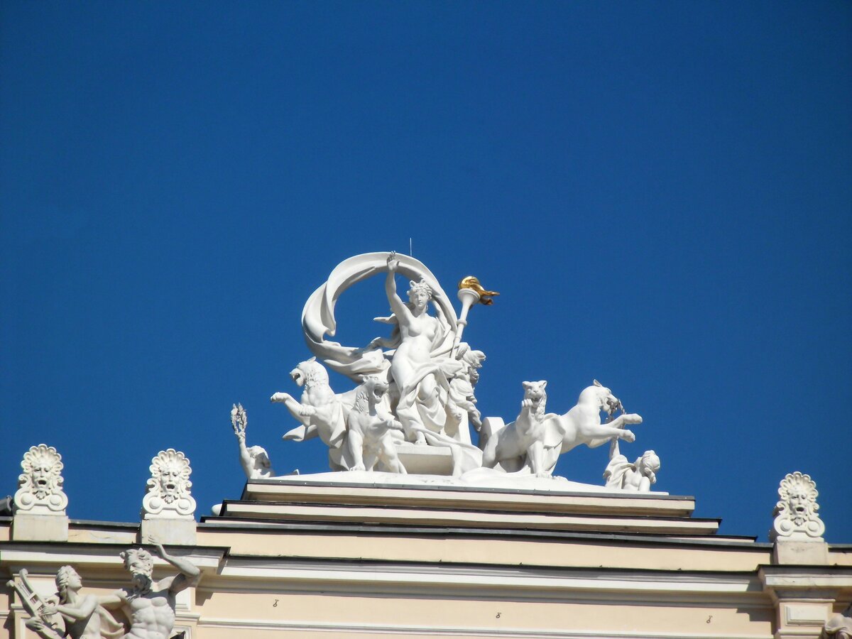 Das prachtvolle Opernhaus von Odessa, der Stadt am schwarzen Meer, ist der architektonische Hhepunkt der Stadt.
Am Hauptportal thront die Melpomene, die Muse der Kunst, mit einer Fackel in der Linken, die Rechte zum Gru erhoben. 19.10.2014