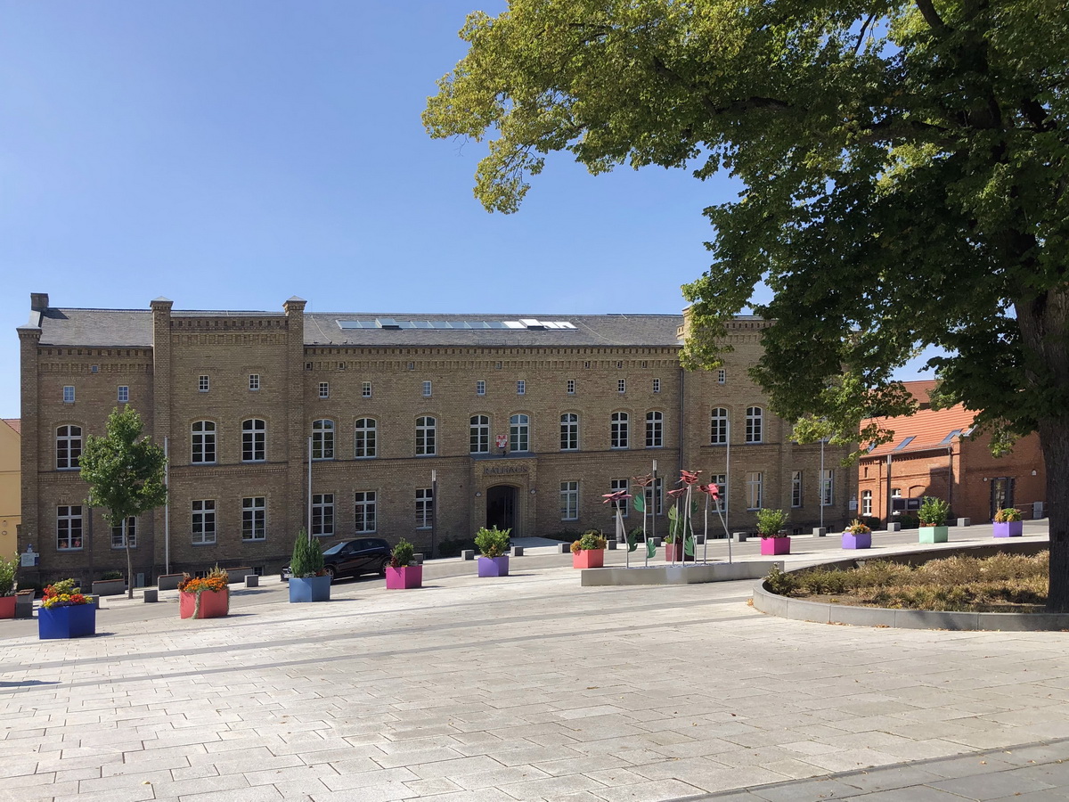Das Rathaus und der Rathausplatz von Prenzlau am 18. August 2018.