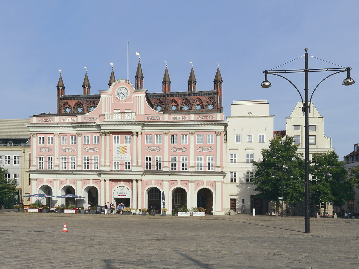 Das Rathaus von Rostock mit der Zeituhr seit der 800 Jahr Feier am 29. August 2018 am neuen Markt