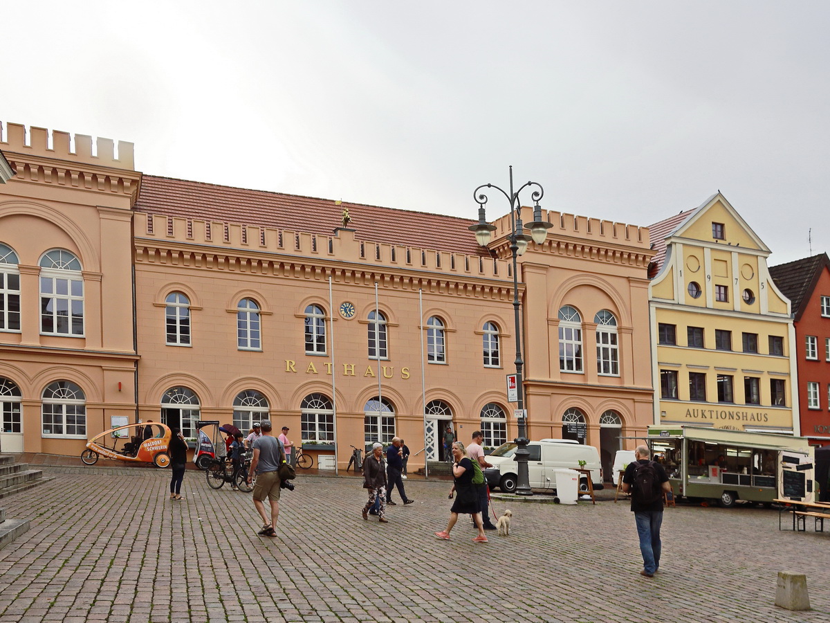 Das Rathaus von Schwerin am Markt im Zentrum, Anfang August 2019