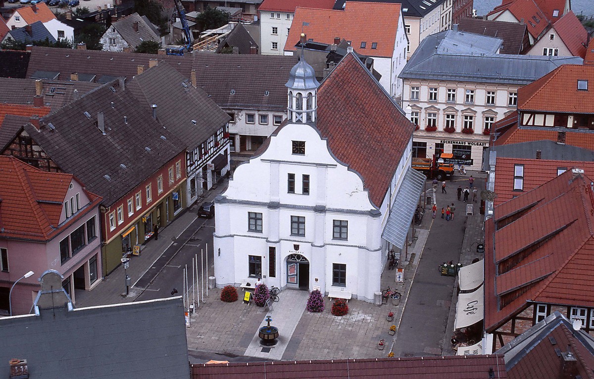 Das Rathaus in Wolgast von der Sankt-Petri-Kirche aus gesehen. Aufnahme: Juli 2001 (Bild vom Dia).