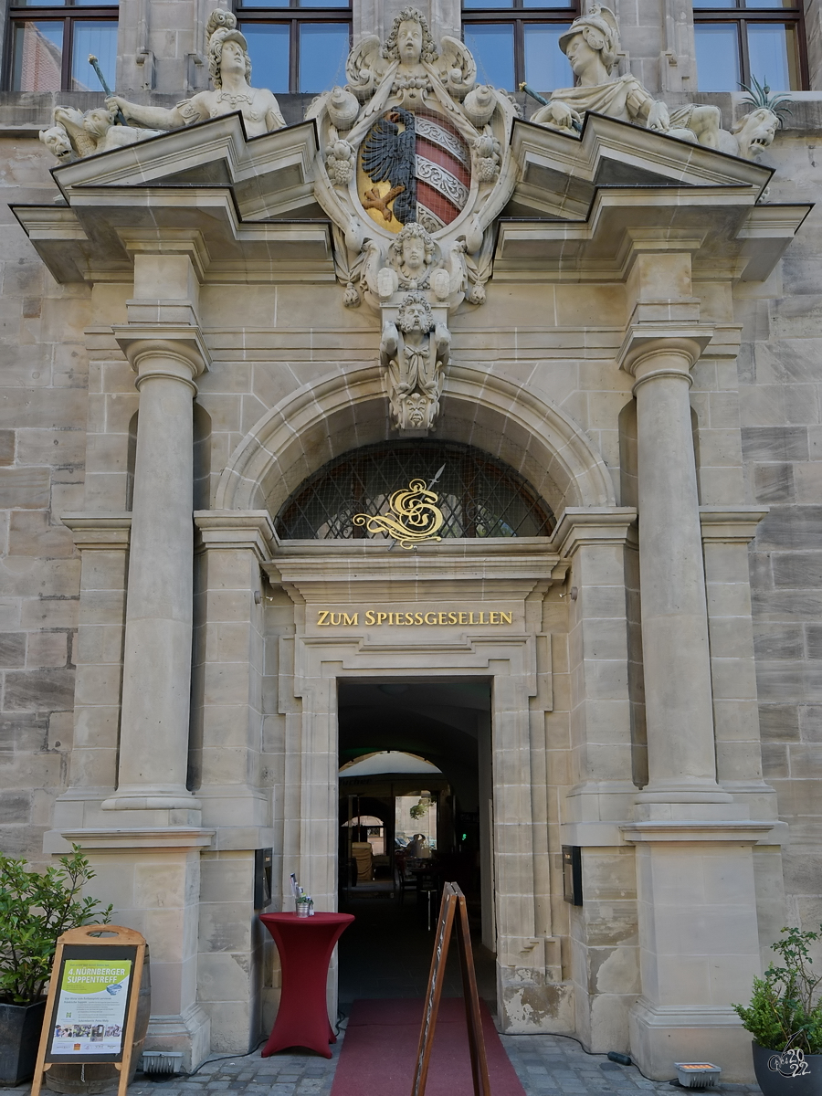 Das rechtes Portal an der Westfassade des Nrnberger Rathaus (Wolff’scher Bau) fhrt zum Gasthaus  Zum Spiegesellen . (Mai 2017)