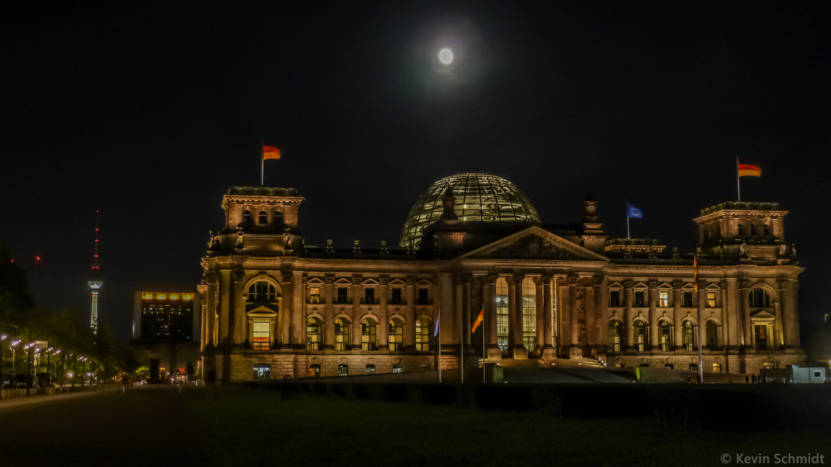 Das Reichstagsgebude am Platz der Republik in Berlin ist seit 1999 Sitz des deutschen Bundestages - hier eine Nachtaufnahme mit Vollmond und dem Fernsehturm im Hintergrund. (23.08.2013)