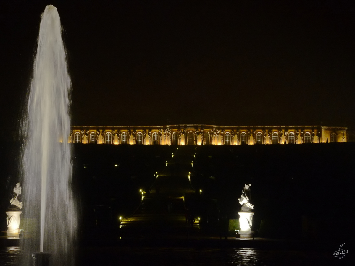 Das im Rokokostil errichtete Schloss Sanssouci bei Nacht. (Potsdam, Oktober 2013)