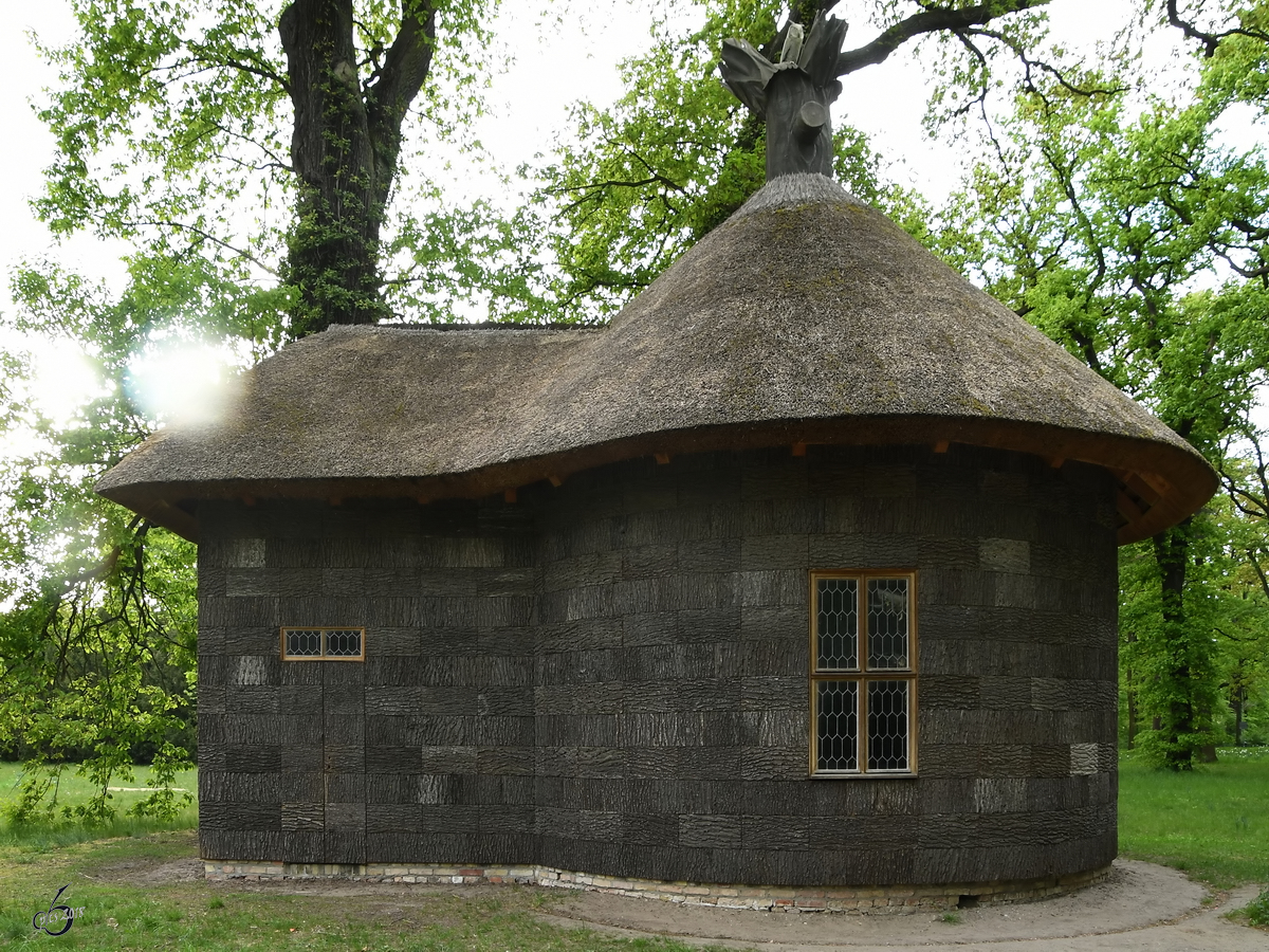 Das runde Waldhuschen  Borkenkche  wurde ursprnglich 1796 errichtet, 1958 wegen Bauflligkeit abgetragen und 2012 wiedererrichtet. (Potsdam, April 2018)