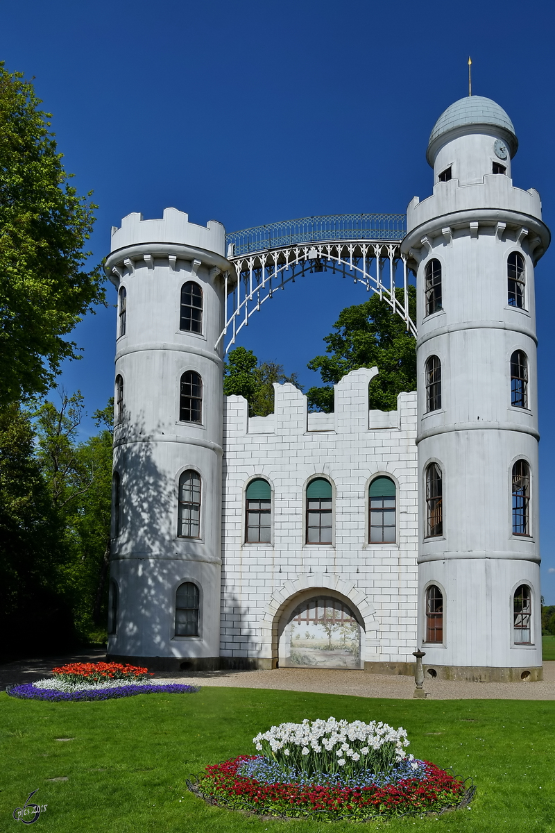 Das Schloss auf der Pfaueninsel ist ein fr den preuischen Knig Friedrich Wilhelm II. Ende des 18. Jahrhunderts errichtetes Lustschloss. (Berlin, April 2018)