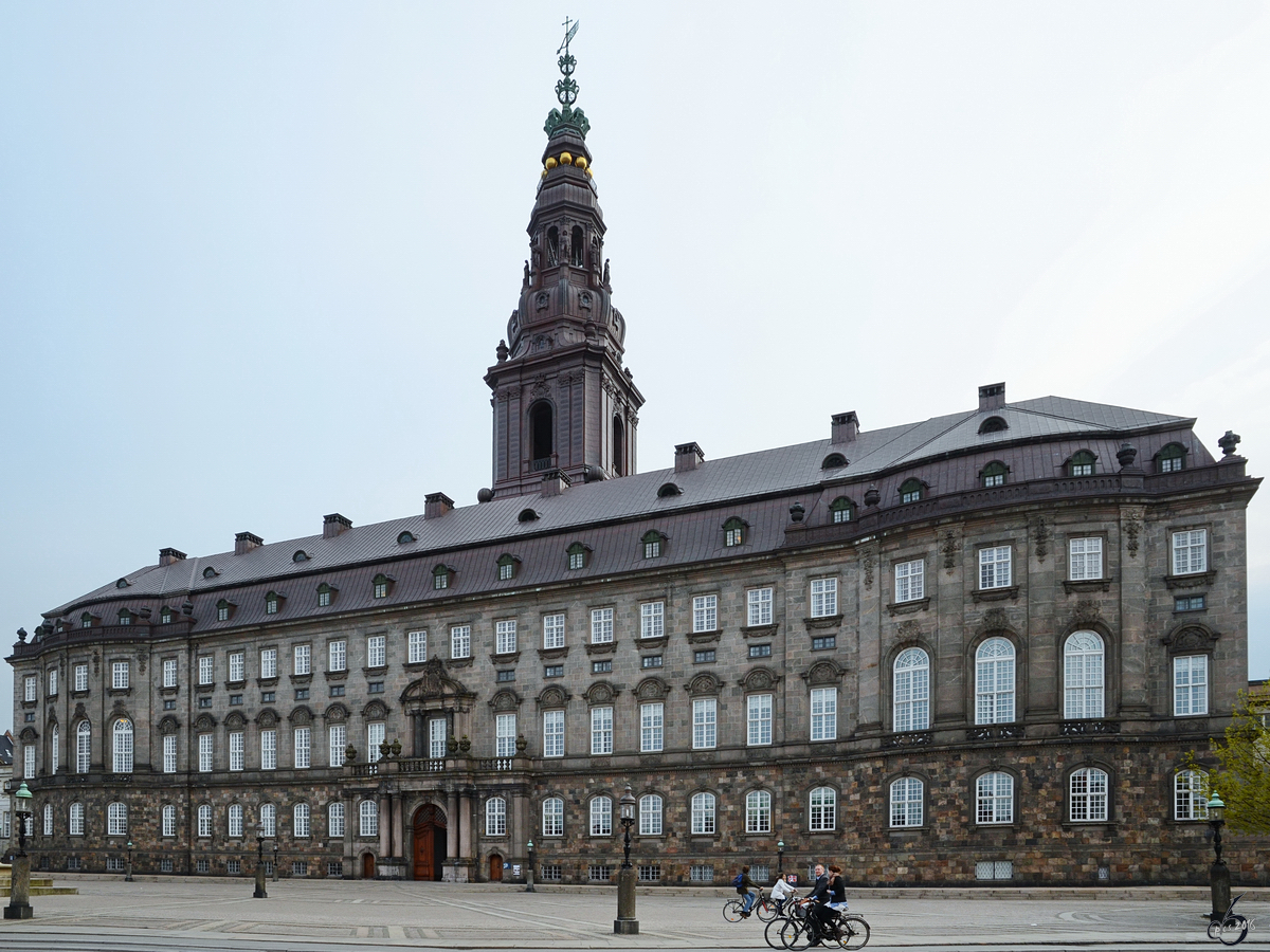 Das Schloss Christiansborg im Zentrum von Kopenhagen beherbergt die Spitzen der drei Staatsgewalten des Knigreichs Dnemark. (Mai 2012)