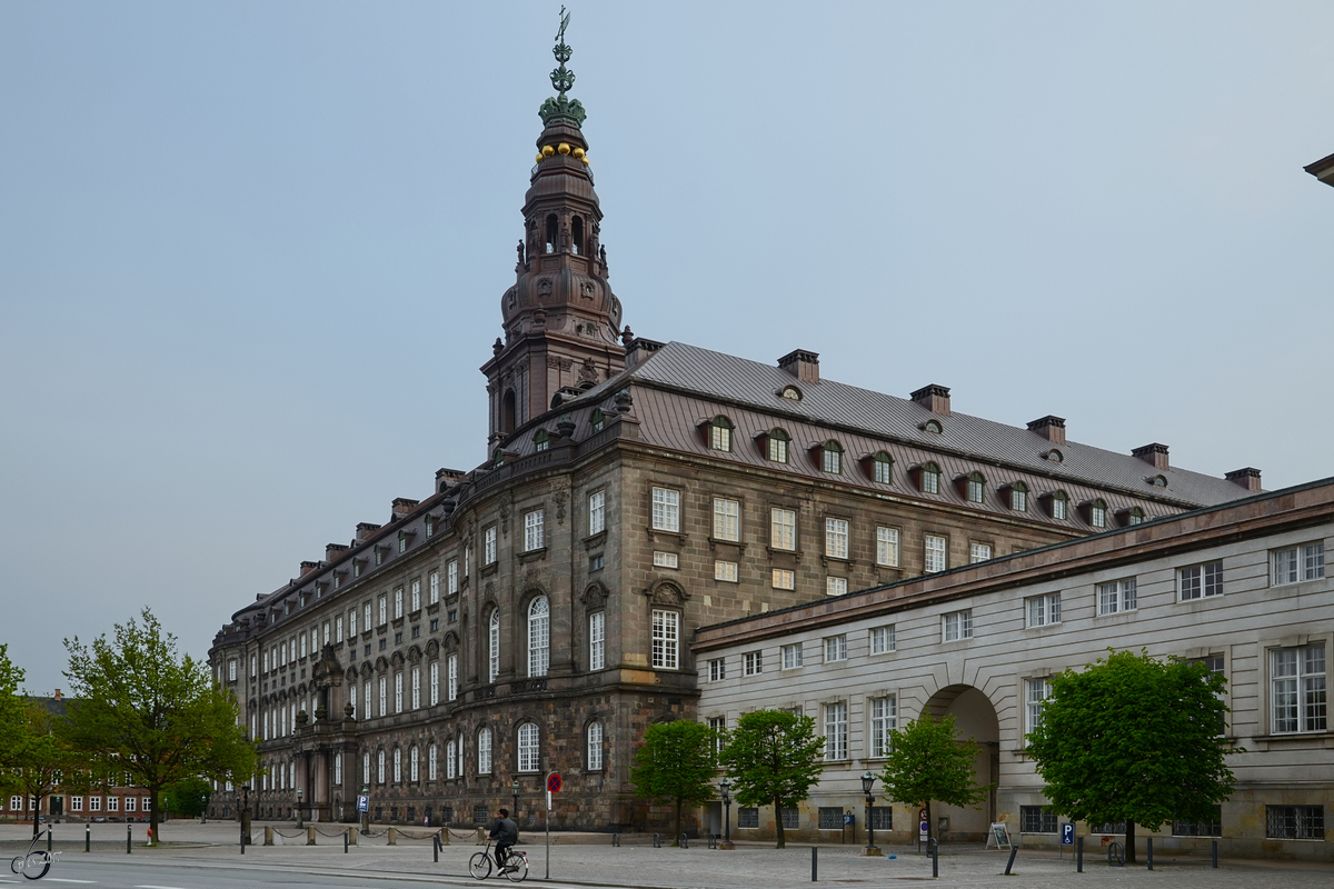 Das Schloss Christiansborg im Zentrum von Kopenhagen beherbergt die Spitzen der drei Staatsgewalten des Knigreichs Dnemark. (Mai 2012)
