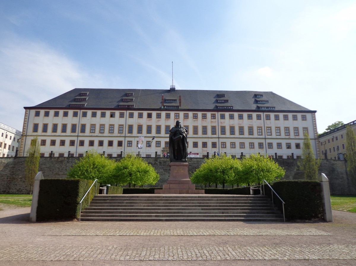 Das Schloss Friedenstein in Gotha, davor das Denkmal vom Herzog Ernst dem Frommen (23.04.14)