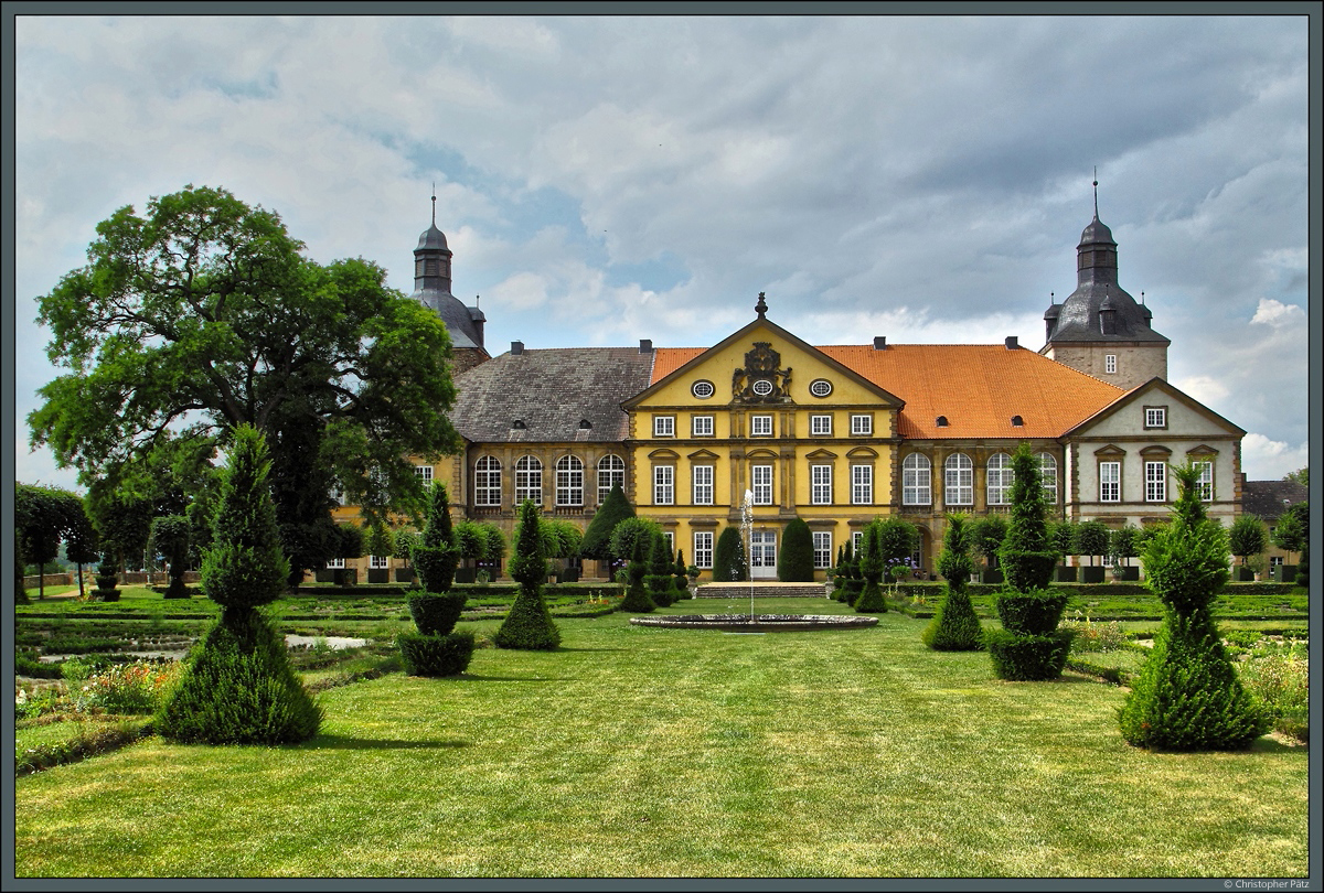 Das Schloss Hundisburg ist eines der bedeutendsten Barockschlsser in Sachsen-Anhalt. Es entstand zwischen 1693 und 1712 aus einer mittelalterlichen Burganlage. An das Schloss grenzen ein Barockgarten sowie ein weitlufiger Landschaftspark an. (Hundisburg, 30.07.2016)