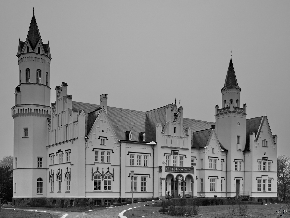 Das Schloss Kartlow ist ein zwischen 1853 und 1859 erbautes Herrenhaus nach dem architektonischen Vorbild des Schlosses Chambord in Frankreich. (Dezember 2014)