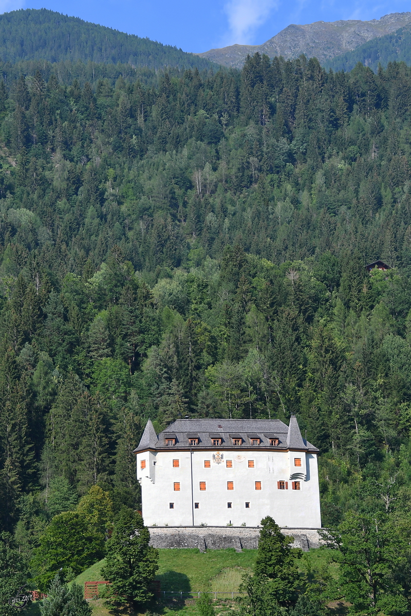 Das Schloss Lengberg befindet sich auf einem kleinen Hgel an der Nordseite des Drautals in Tirol. (August 2019)