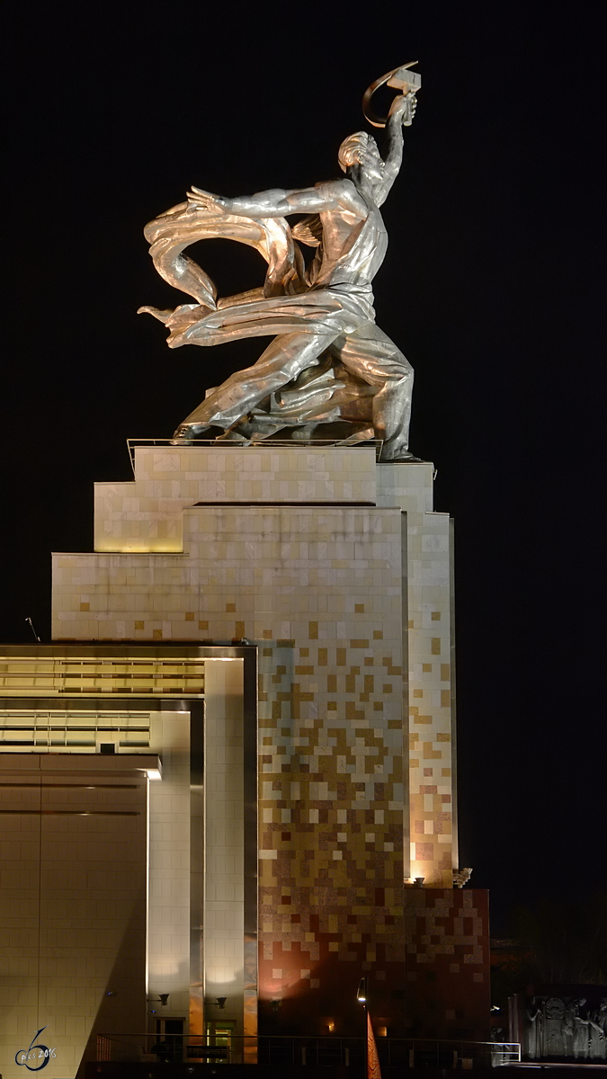 Das sowjetische Denkmal  Arbeiter und Kolchosbuerin  des Bildhauers Vera Mukhina. (Moskau, Mai 2016)
