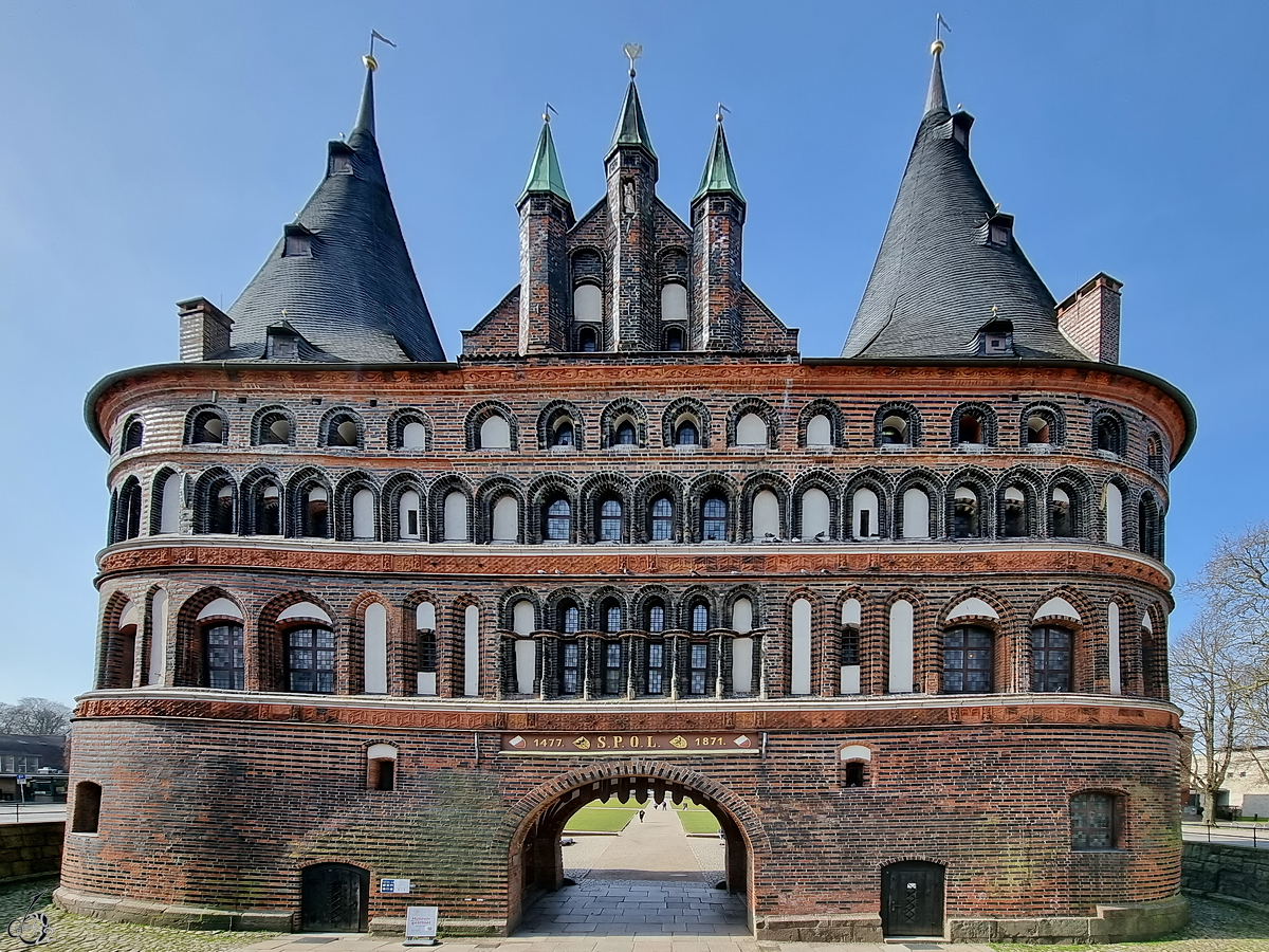 Das sptgotische Holstentor ist das Wahrzeichen der Stadt Lbeck. (Mrz 2022)