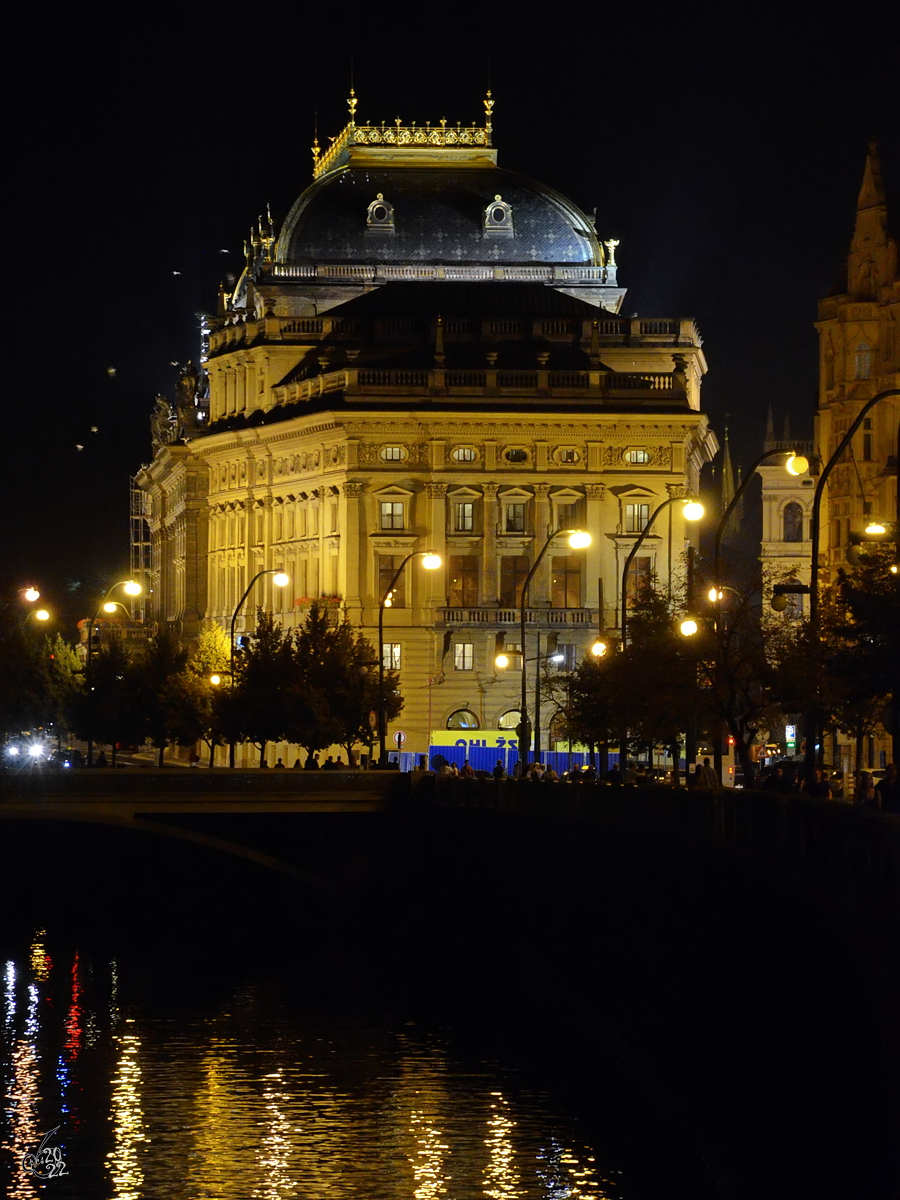 Das im Stil der Neorenaissance gestaltete Nationaltheater wurde 1881 erffnet und ist das bedeutendste Theater und Opernhaus in Prag. (September 2012)