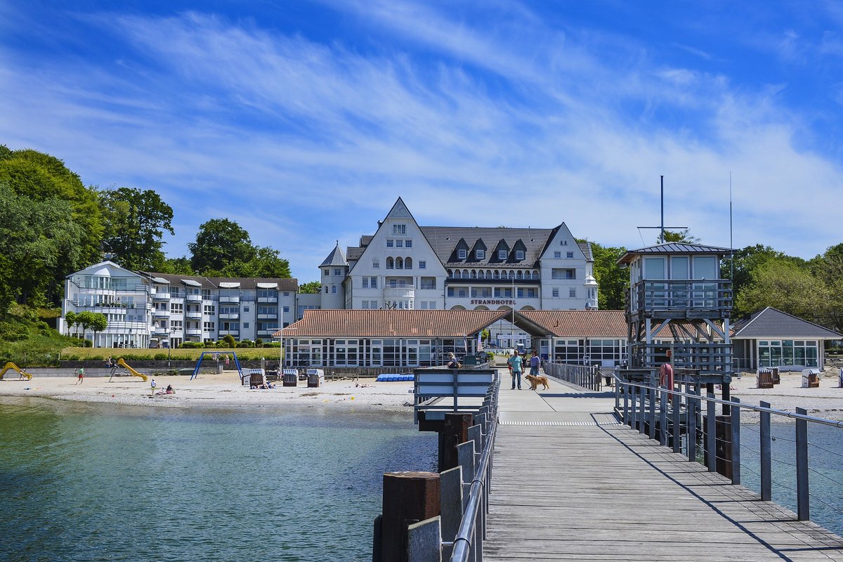 Das Strandhotel Glcksburg von der Seebrcke aus gesehen. Aufnahme: 4. Juni 2020.