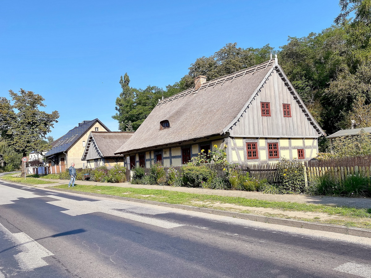 Das Strohhaus Neuzelle, erbaut 1780 mit angrenzenden Fachwerkstallgebude , besucht am 11. September 2020.