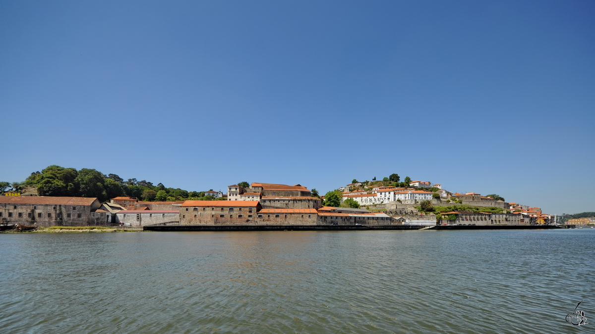 Das sdliche Ufer des Flusses Douro in Porto. (Mai 2013)