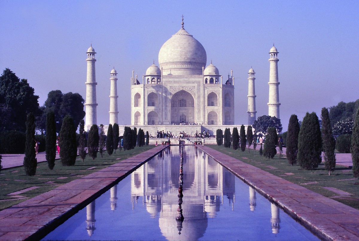 Das Taj Mahal-Mausoleum in Agra ist auf einer 100  100 Meter groen Marmorplattform in der Form einer Moschee errichtet. Aufnahme: Oktober 1988 (Scan vom Dia).