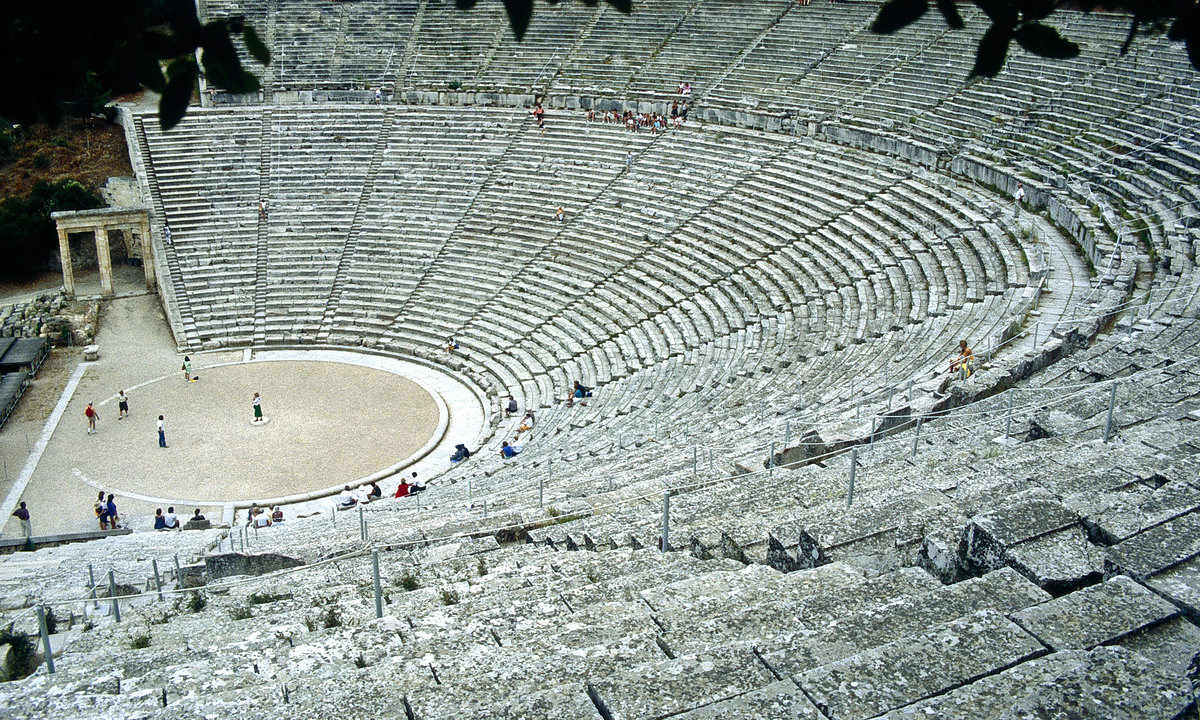 Das Theater von Epidauros auf der Peloponnes. Bild vom Dia. Aufnahme: Juni 1992.