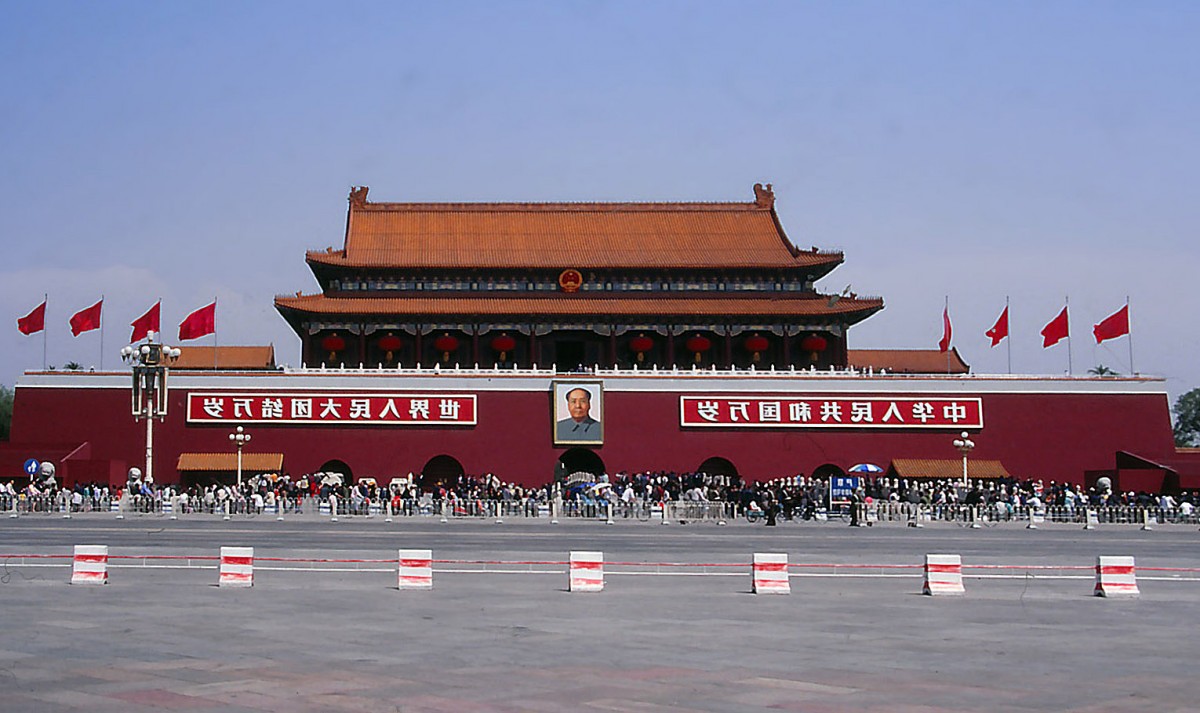 Das Tor des Himmlischen Friedens (Pinyin Tiān'ānmn) an der Nordseite des Tian’anmen-Platzes ist der Haupteingang zur Verbotenen Stadt, dem Kaiserpalast in Peking. Aufnahme: Mai 1989 (Bild vom Dia).