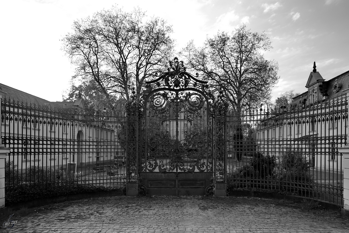 Das Tor zum Jagdschloss Glienicke Ende April 2018 in Berlin.
