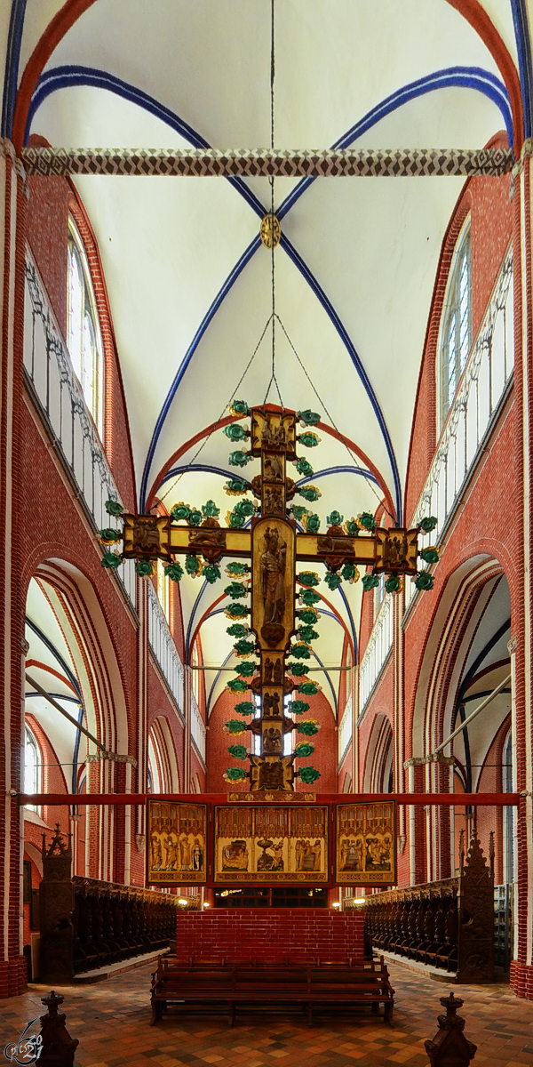 Das Triumphkreuz ist ein 15 Meter hohes Kruzifix, welches zum zwischen 1360 und 1370 entstandenen Kreuzaltares gehrt. (Doberaner Mnster, August 2013)