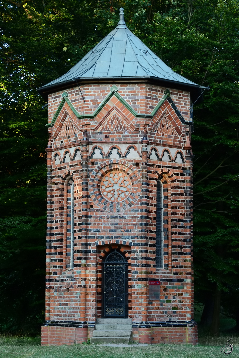 Das um 1250 im Stil der frhen Gotik errichtete Beinhaus neben dem Mnster in Bad Doberan. (August 2013)
