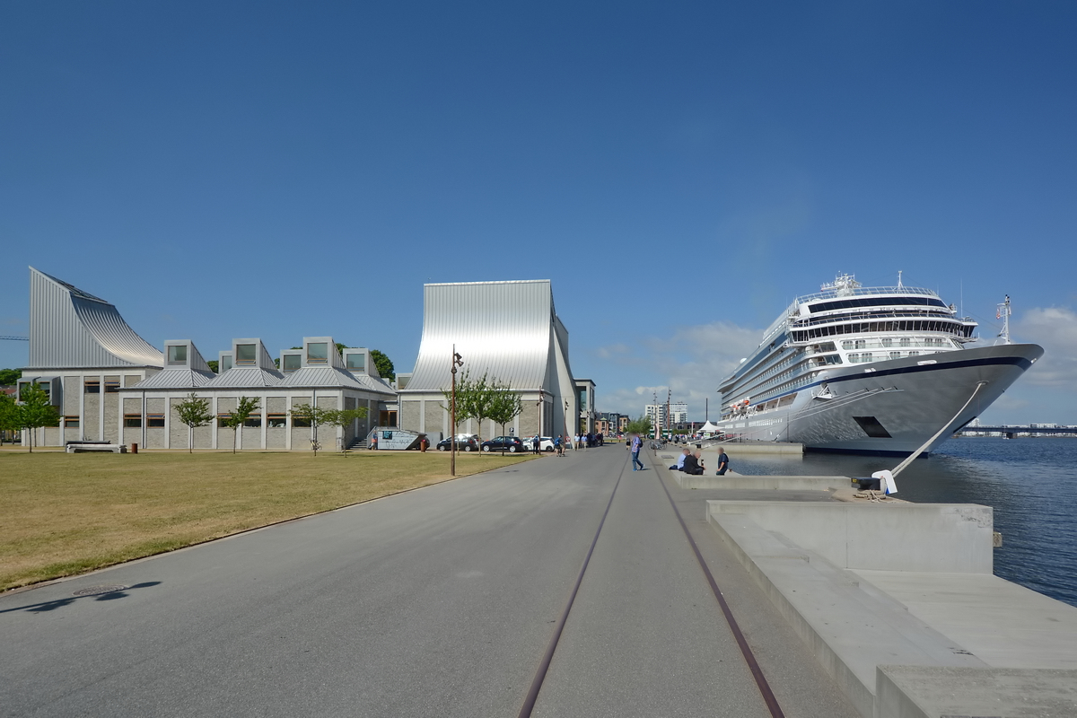 Das Utzon Center ander Hafenpromenade in Aalborg. (Juni 2018)