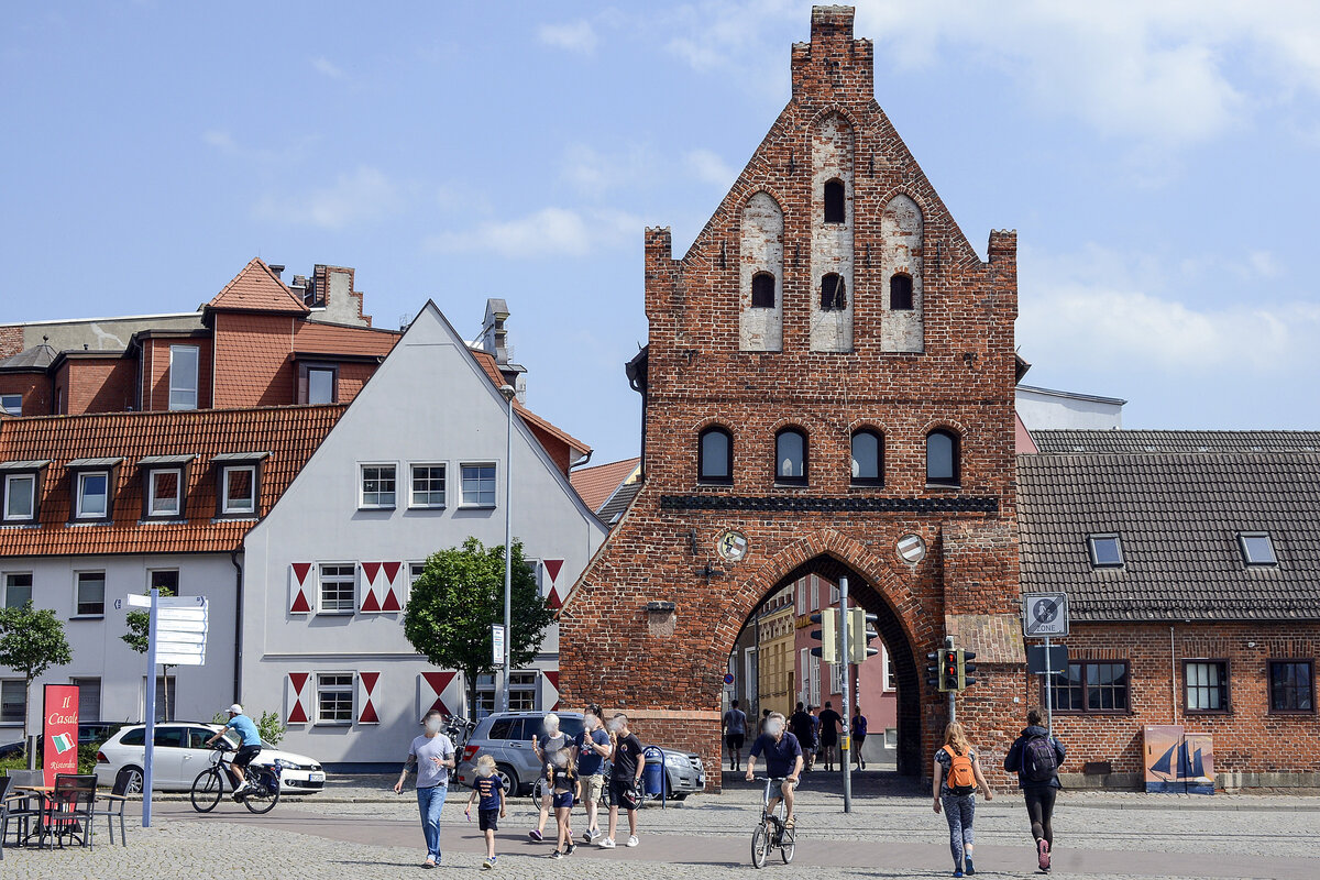 Das Wassertor in Wismar an der Wasserstrae im Nordwesten des historischen Stadtkerns der Stadt ist ein Hafentor der Hansestadt im Stil der Backsteingotik und das letzte erhaltene von ehemals fnf Stadttoren der Wismarer Stadtbefestigung. Aufnahme: 18. Juni 2022.