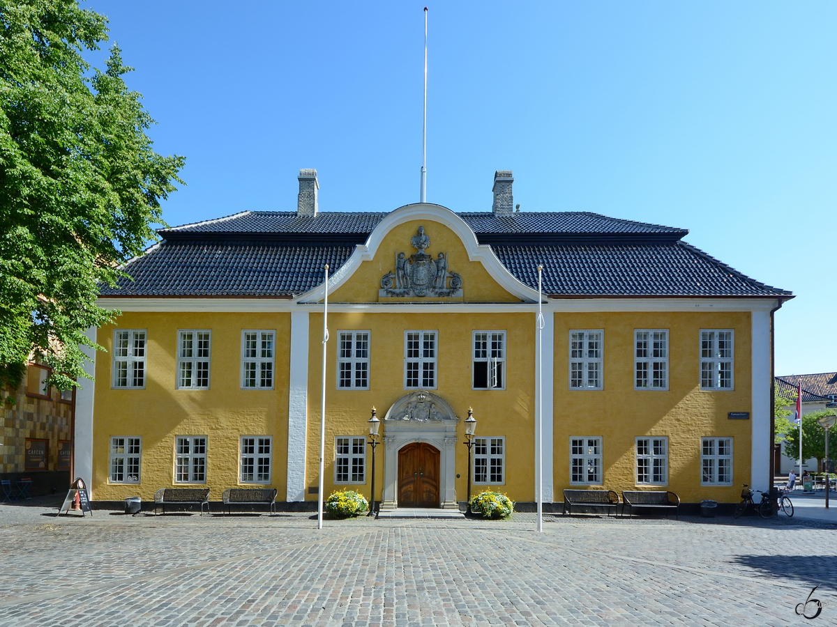 Das im Zeitraum 1759 bis 1762 gebaute Rathaus von Aalborg im Rokokostil. (Juni 2018)