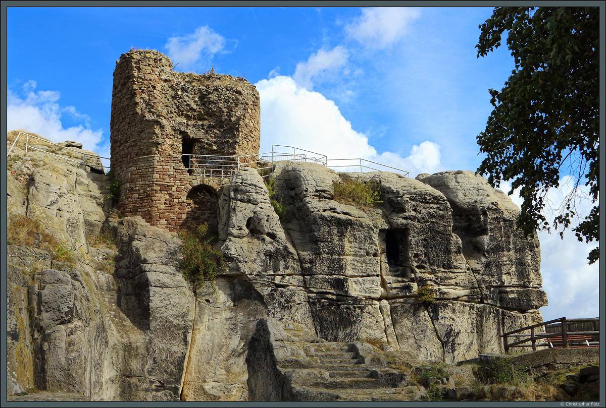 Das Zentrum der Burgruine Regenstein bildet der Rest des Bergfriedes. Davor befindet sich ein Graben, ber den eine Brcke zum Haupttor der Burg fhrte, welche vom Bergfried aus leicht verteidigt werden konnte. Die in den weichen Sandstein gehauenen Treppenstufen sind noch gut zu erkennen. (bei Blankenburg, 02.10.2022)
