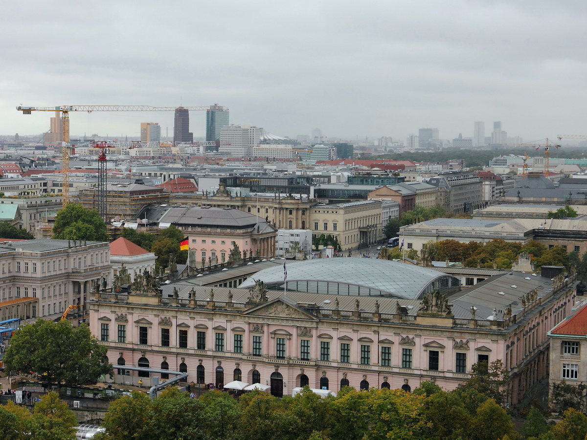 Das Zeughaus gesehen vom Kuppelgang des Berliner Dom am 06. Oktober 2016.

