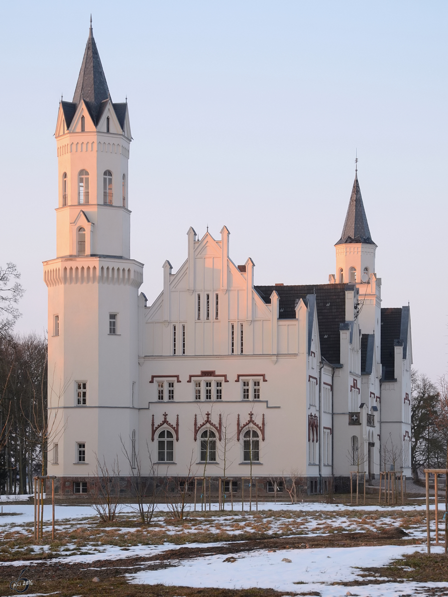 Das zwischen 1853 und 1859 erbaute Schloss in Kartlow. (Mrz 2013)