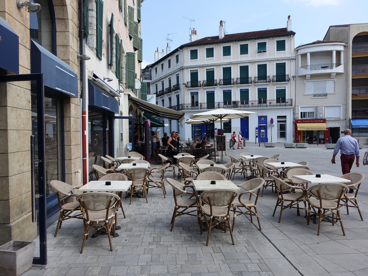 Dax, Cafe und Huser am Place du Fontaine Chaude (26.07.2018)