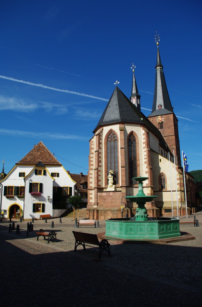 Deidesheim, sptgotische St. Ulrich Kirche und altes Rathaus am Marktplatz (26.07.2009)