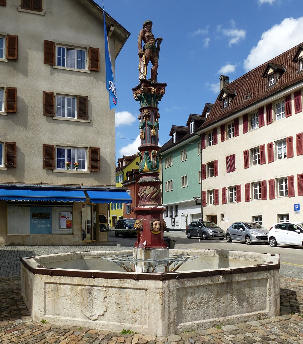 Delsberg, der Brunnen  Wilder Mann  gert zu einer Reihe Figurenbrunnen in der Innenstadt, aufgestellt 1576, Mai 2017