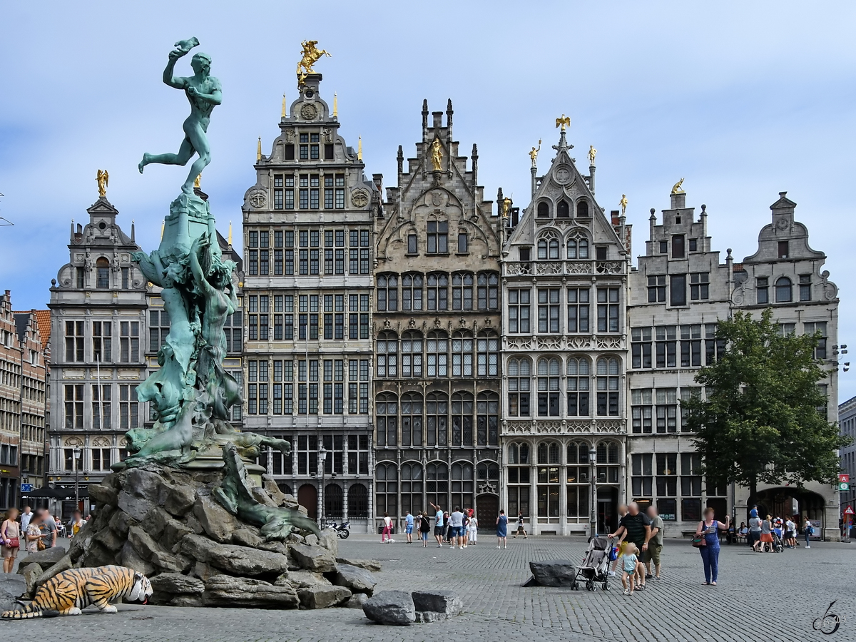 Der 1887 erschaffene Brabobrunnen vor den zahlreichen prunkvollen Zunfthusern aus dem 16. und 17. Jahrhundert Ende Juli 2018 in Antwerpen.