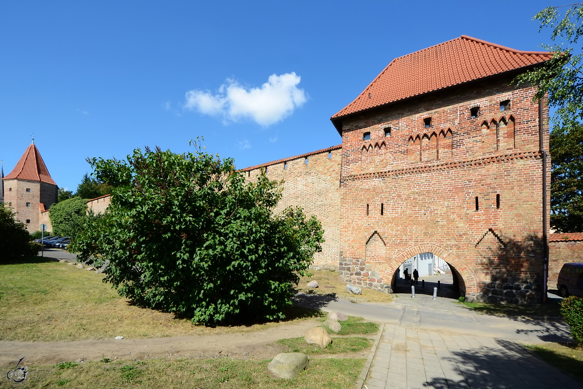 Der in den 1930er-Jahren restaurierte Abschnitt der Stadtmauer in Rostock zwischen Lagebuschturm (links) und Kuhtor (rechts). (August 2013)