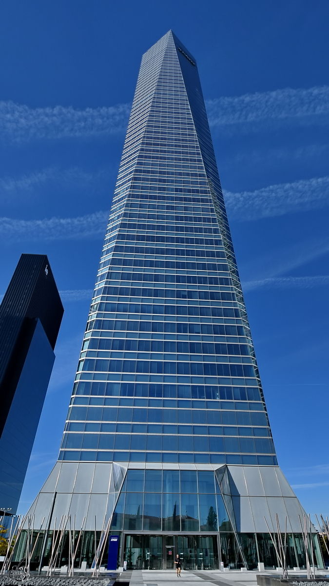 Der 2008 fertiggestellte 249 Meter hohe Kristallturm (Torre de Cristal) ist hinter dem Torre Caja Madrid der zweithchste Wolkenkratzer in Spanien.  (Madrid, November 2022)